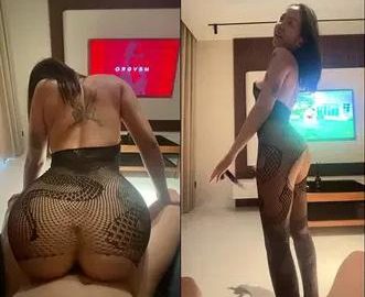 Mê mẩn với cặp mông cong tròn đang chịch em còn rút ra tạo dáng hỏi em có ngon hơn trước không